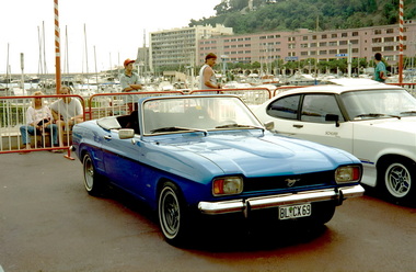 Capri Cabriolet mit Mustang Pferdchen
Capri Cabriolet with Mustang horse
Capri Cabriolet avec des chevaux Mustang